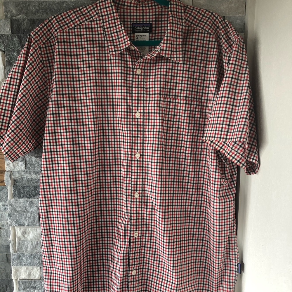 3/$50 Patagonia Short Sleeve Button Black & Red Shirt mens size XL